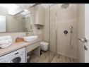 Apartementen Mari - 40m from the beach: A1(4+2) , A2(2+2), A3(2+2), A4(2+2), A5(2+2), A6(4+2) Makarska - Riviera Makarska  - Appartement - A4(2+2): badkamer met toilet