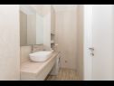 Apartementen Mari - 40m from the beach: A1(4+2) , A2(2+2), A3(2+2), A4(2+2), A5(2+2), A6(4+2) Makarska - Riviera Makarska  - Appartement - A5(2+2): badkamer met toilet