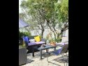 Apartementen Viki - seaview & garden terrace: A1(6) Makarska - Riviera Makarska  - Appartement - A1(6): tuinterras