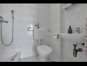 Apartementen Ivica - 100m from the beach: SA1(2+1) ljubicasti, SA3(2) narancasti Makarska - Riviera Makarska  - Studio-appartment - SA1(2+1) ljubicasti: badkamer met toilet