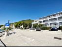 Apartementen Tomo - 10 m from beach: A1(2+2), SA2(2) Zaostrog - Riviera Makarska  - parkeerplaats