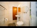Apartementen Petri - close to the sea: A1 Crveni (2+1), A2 Zuti (2+1), A3 Sivi (2+1) Tisno - Eiland Murter  - Appartement - A3 Sivi (2+1): badkamer met toilet