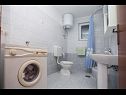 Apartementen Petar - free parking A1(3+1), A2(5) Dugi Rat - Riviera Omis  - Appartement - A2(5): badkamer met toilet