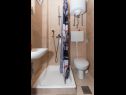 Apartementen Verica - 15 m from beach: SA1(2), SA2(2), SA3(2) Krilo Jesenice - Riviera Omis  - Studio-appartment - SA1(2): badkamer met toilet