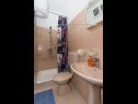 Apartementen Verica - 15 m from beach: SA1(2), SA2(2), SA3(2) Krilo Jesenice - Riviera Omis  - Studio-appartment - SA3(2): badkamer met toilet