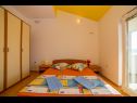 Apartementen Saga 2 - with swimming pool A6(4+1), A7 (2+2), A8 (4+1) Lokva Rogoznica - Riviera Omis  - Appartement - A6(4+1): slaapkamer