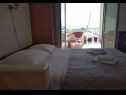 Apartementen Zorica - with view: A1(4+1), SA2(2+1), SA3(2+1), SA4(2+1), A5(10+1) Marusici - Riviera Omis  - Appartement - A1(4+1): slaapkamer