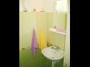 Apartementen Ivana - with parking: A4(2) Omis - Riviera Omis  - Appartement - A4(2): badkamer met toilet