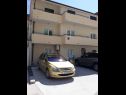 Apartementen Zdravko - with parking : A1(4+1) Omis - Riviera Omis  - parkeerplaats