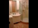 Apartementen Tom - 500 m from sea: A1(2+2) Omis - Riviera Omis  - Appartement - A1(2+2): badkamer met toilet