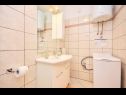 Apartementen Tam - with parking : A1(2+2) Omis - Riviera Omis  - Appartement - A1(2+2): badkamer met toilet