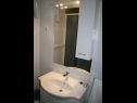 Apartementen Ivo - sea view; A1(2+2), A3(2+2), A5(4), SA4(2+1), SA2(2+1) Pisak - Riviera Omis  - Appartement - A1(2+2): badkamer met toilet