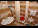 Apartementen Niko - 50 m from pebble beach: SA1(2+1), SA2(2+1), SA3(2+1), A4(3+1), A5 Prizemlje(3+1), A6 Prvi kat(3+1) Pisak - Riviera Omis  - Studio-appartment - SA2(2+1): badkamer met toilet