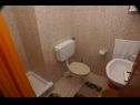Apartementen Niko - 50 m from pebble beach: SA1(2+1), SA2(2+1), SA3(2+1), A4(3+1), A5 Prizemlje(3+1), A6 Prvi kat(3+1) Pisak - Riviera Omis  - Studio-appartment - SA3(2+1): badkamer met toilet