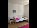 Apartementen Zarko - 20 m from beach: A1(8) Sumpetar - Riviera Omis  - Appartement - A1(8): slaapkamer