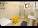 Apartementen UGA - perfect location: A1-Marin(4), A2 - Vito (3+1), SA3 -  Ivona(2), A4 -  Sanja(3+1), A5 - Božica (2+2), SA6 Grgur(2) Mandre - Eiland Pag  - Appartement - A5 - Božica (2+2): badkamer met toilet