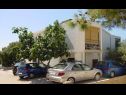 Apartementen Bari - 140 m from beach: A1(4+1), A2(4), A3(2+2) Mandre - Eiland Pag  - parkeerplaats