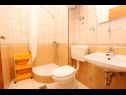 Apartementen Boris - 150 m from beach: A7(2+1), A6(2+1), A4(2+2), A8(3+1), A5(4+1) Novalja - Eiland Pag  - Appartement - A4(2+2): badkamer met toilet