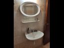Apartementen Nives - great location: A1(6), A5(2), A6(2), A7(2), A2(4), A3(3), A4(3) Novalja - Eiland Pag  - Appartement - A1(6): badkamer met toilet