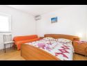 Apartementen Mili - 250 m from sea: A1 Marjetka(6+3), A2 Tina(6+2) Rab - Eiland Rab  - Appartement - A2 Tina(6+2): slaapkamer