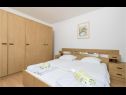 Apartementen Nedo - private parking: A1(6) Supetarska Draga - Eiland Rab  - Appartement - A1(6): slaapkamer