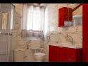 Vakantiehuizen Three holiday homes: H1 Azur (4), H2 Wood (4), H3 Ston (4+2) Orebic - Schiereiland Peljesac  - Kroatië  - H1 Azur (4): badkamer met toilet