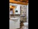 Vakantiehuizen Three holiday homes: H1 Azur (4), H2 Wood (4), H3 Ston (4+2) Orebic - Schiereiland Peljesac  - Kroatië  - H2 Wood (4): badkamer met toilet