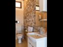 Vakantiehuizen Three holiday homes: H1 Azur (4), H2 Wood (4), H3 Ston (4+2) Orebic - Schiereiland Peljesac  - Kroatië  - H3 Ston (4+2): badkamer met toilet
