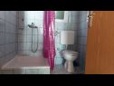 Apartementen Jase - 30 m from beach : SA1-crvena kuhinja(2), A2(4), SA3(2+1), SA4-bijela kuhinja(2) Lukovo Sugarje - Riviera Senj  - Appartement - A2(4): badkamer met toilet