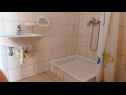Apartementen Jase - 30 m from beach : SA1-crvena kuhinja(2), A2(4), SA3(2+1), SA4-bijela kuhinja(2) Lukovo Sugarje - Riviera Senj  - Studio-appartment - SA3(2+1): badkamer met toilet