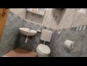 Apartementen Jase - 30 m from beach : SA1-crvena kuhinja(2), A2(4), SA3(2+1), SA4-bijela kuhinja(2) Lukovo Sugarje - Riviera Senj  - Studio-appartment - SA4-bijela kuhinja(2): badkamer met toilet