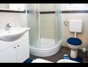 Apartementen Hope - 200 m from sea: A1(4+2), A2(2+2), A3(2+2), A4(2+1), A5(2+1) Srima - Riviera Sibenik  - Appartement - A2(2+2): badkamer met toilet
