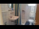 Apartementen Mat - 100 m from sea: A1 Plavi(2+2), A2 Zeleni(4), A3 Bijeli(2+1), SA4 Crveni(2) Srima - Riviera Sibenik  - Appartement - A3 Bijeli(2+1): badkamer met toilet
