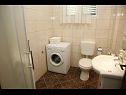 Apartementen Araz - parking and barbecue: A1(4+1), A2(3) Vodice - Riviera Sibenik  - Appartement - A1(4+1): badkamer met toilet