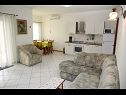 Apartementen Araz - parking and barbecue: A1(4+1), A2(3) Vodice - Riviera Sibenik  - Appartement - A1(4+1): woonkamer