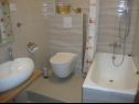 Apartementen Ksenija - with garden & BBQ: SA1(2+1), SA2(2+1), SA3(2+1), A4(2+2), A5(2+2) Vodice - Riviera Sibenik  - Appartement - A5(2+2): badkamer met toilet