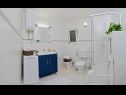 Apartementen Roko - seaside apartments: A1- Roko (4), A2 - Roza (4) Zatoglav - Riviera Sibenik  - Appartement - A2 - Roza (4): badkamer met toilet