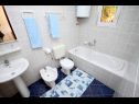 Apartementen Jagoda - next to the sea: A1(2+2), B2(2+2), C3(2+2), D4(2+2) Necujam - Eiland Solta  - Appartement - B2(2+2): badkamer met toilet