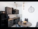 Apartementen Sunny - 100 m from sea: A1(2+1) Kastel Stafilic - Riviera Split  - Appartement - A1(2+1): keuken en eetkamer