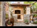 Vakantiehuizen Peace - rustic and dalmatian stone: H(7+3) Kastel Sucurac - Riviera Split  - Kroatië  - komin (huis en omgeving)