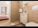 Apartementen Ivica - 100m from the sea A1(2+2), A2(2+2), A3(2+2), A4(2+2), A5(3+2) Drvenik Veli (Eiland Drvenik Veli) - Riviera Trogir  - Appartement - A1(2+2): badkamer met toilet