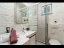 Apartementen Lux 1 - heated pool: A1(4), A4(4) Marina - Riviera Trogir  - Appartement - A4(4): badkamer met toilet