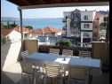 Apartementen Milka - 100m from the sea A1(4), A2(2+1) Seget Donji - Riviera Trogir  - gezamelijke terras