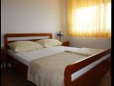 Apartementen Milka - 100m from the sea A1(4), A2(2+1) Seget Donji - Riviera Trogir  - Appartement - A1(4): slaapkamer