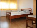 Apartementen Milka - 100m from the sea A1(4), A2(2+1) Seget Donji - Riviera Trogir  - Appartement - A1(4): slaapkamer