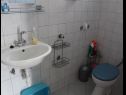 Apartementen Milka - 100m from the sea A1(4), A2(2+1) Seget Donji - Riviera Trogir  - Appartement - A2(2+1): badkamer met toilet