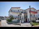 Apartementen Mare - 30 m from pebble beach: SA1(2), SA2(2), A3(4), A4(4), A5(8) Seget Vranjica - Riviera Trogir  - huis