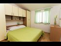 Apartementen Mare - 30 m from pebble beach: SA1(2), SA2(2), A3(4), A4(4), A5(8) Seget Vranjica - Riviera Trogir  - Appartement - A4(4): slaapkamer