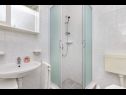 Apartementen Rose - 30 m from the beach: A1(2+1), A2(2+1), A3(2+1), A4(2+1), A5(2+1) Seget Vranjica - Riviera Trogir  - Appartement - A5(2+1): badkamer met toilet