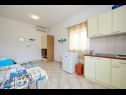 Apartementen Mare - 30 m from pebble beach: SA1(2), SA2(2), A3(4), A4(4), A5(8) Seget Vranjica - Riviera Trogir  - Studio-appartment - SA2(2): keuken en eetkamer